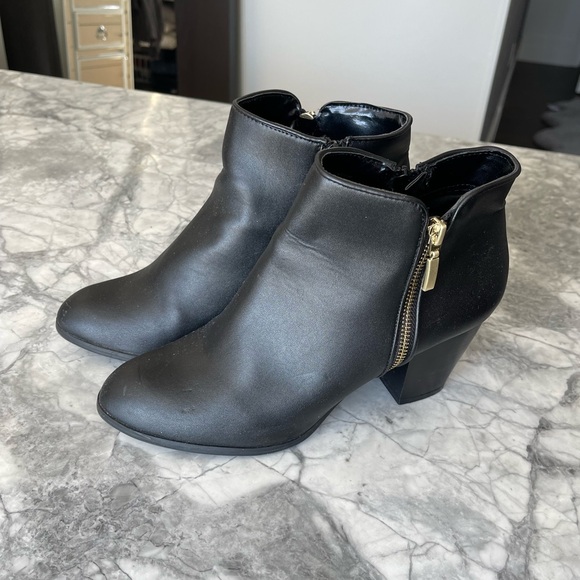 Style & Co Ankle Heeled Black Boots with Gold Zipper. Size 10 in Great Condition - Picture 1 of 7
